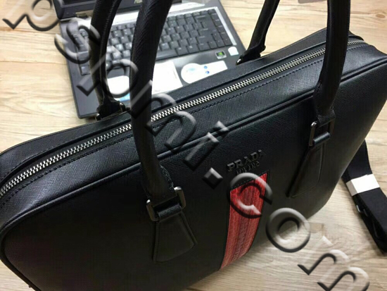 プラダバッグ側面デザイン